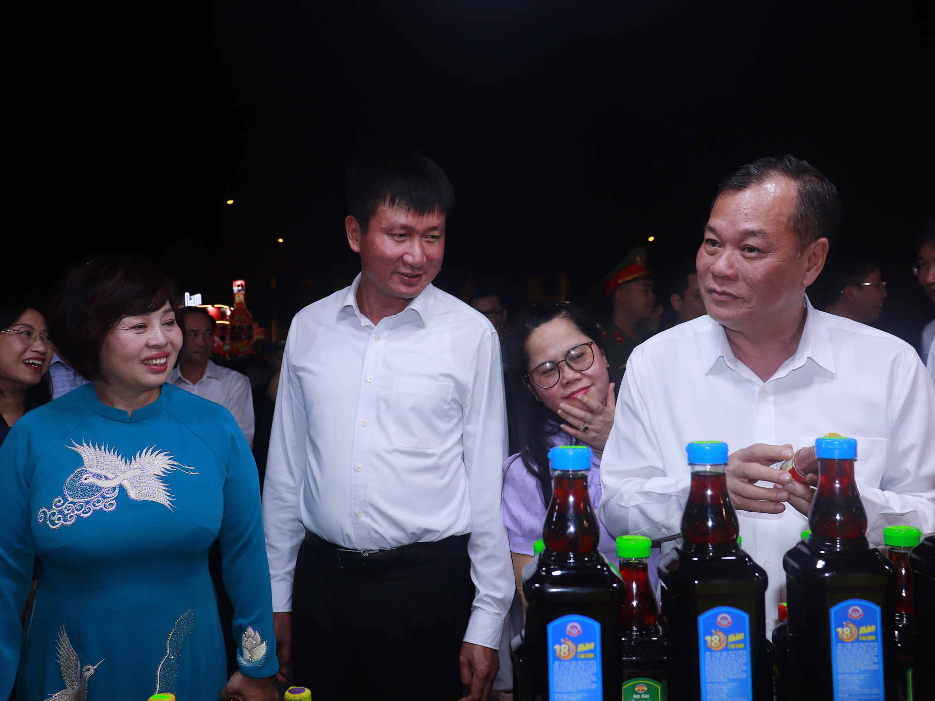 Các đại biểu thăm các gian hàng phở và các nguyên liệu làm phở tại sự kiện.