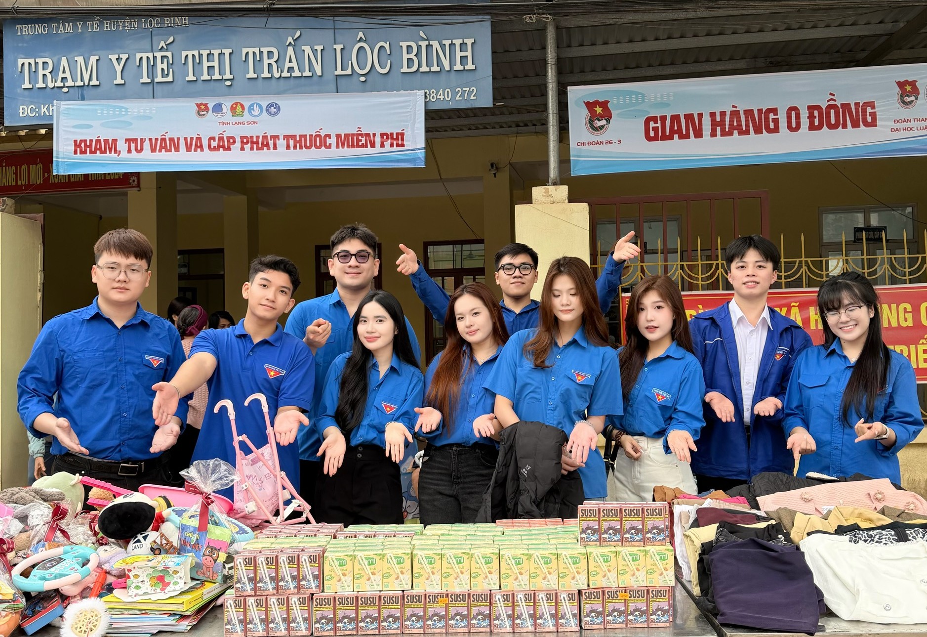 Đoàn tiến hành khám, tư vấn, cấp thuốc miễn phí và tổ chức gian hàng 0 đồng phục vụ bà con vùng biên giới.