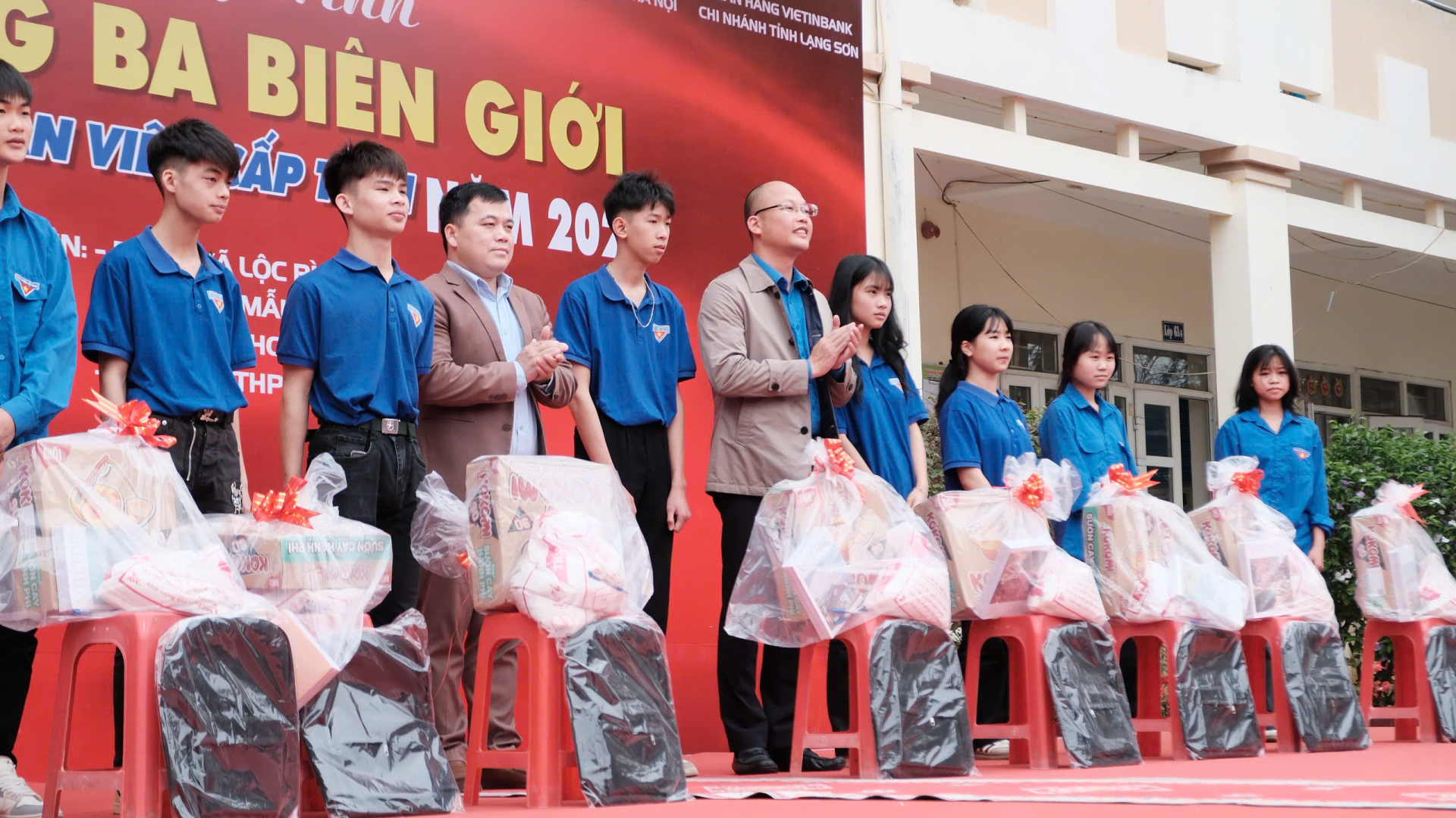 Trao tặng 20 suất quà trị giá 10 triệu đồng cho học sinh trường THCS Lộc Bình.