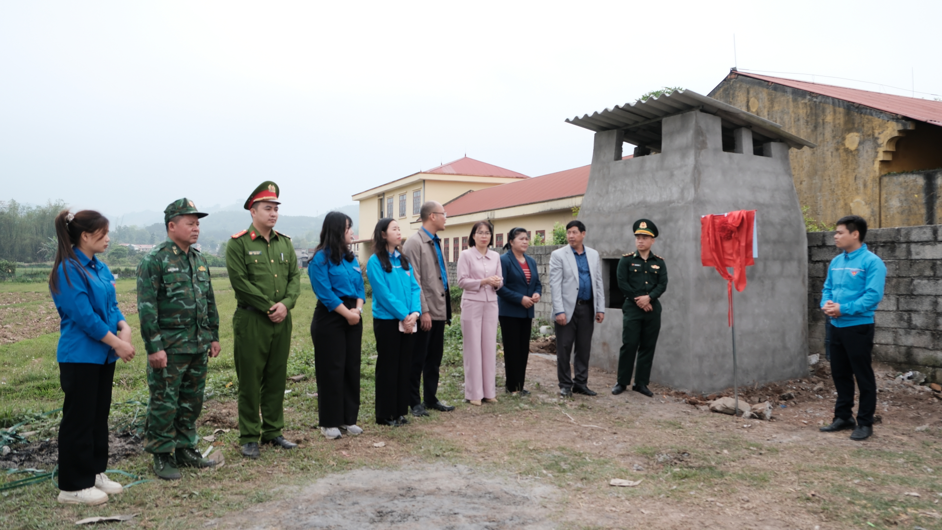 Đoàn trường Đại học Luật Hà Nội thăm các xã vùng biên tỉnh Lạng Sơn.