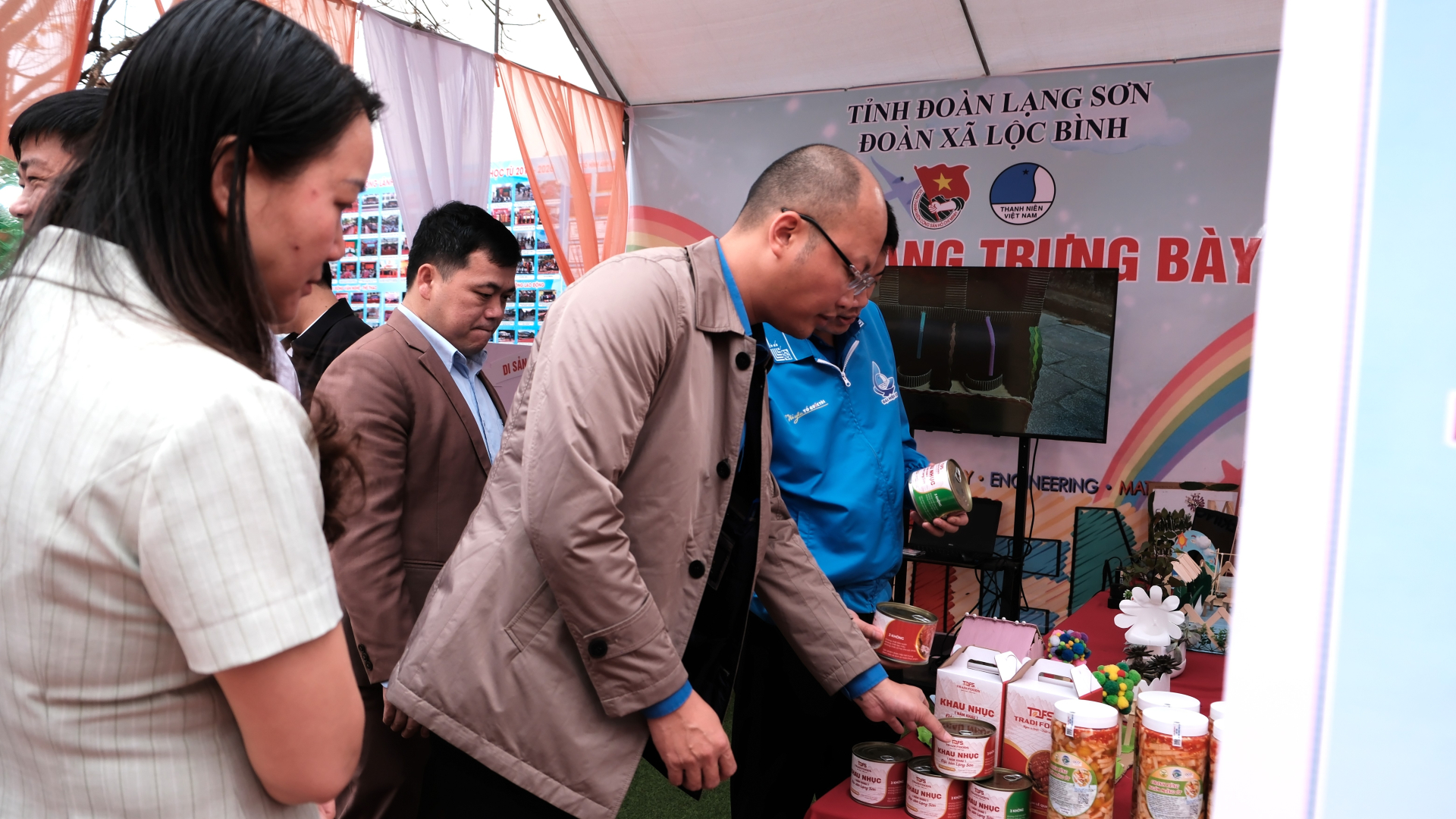 Gian hàng 0 đồng của Đoàn trường Đại học Luật Hà Nội đã cung cấp nhiều sản phẩm thiết thực miễn phí cho bà con tại 2 xã Lộc Bình và Mẫu Sơn.
