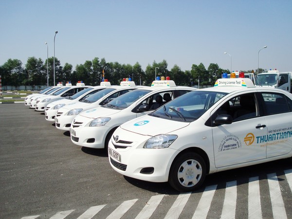 Dàn phương tiện được nhà trường đầu tư trang bị cho hoạt động đạo tạo, sát hạch lái xe.