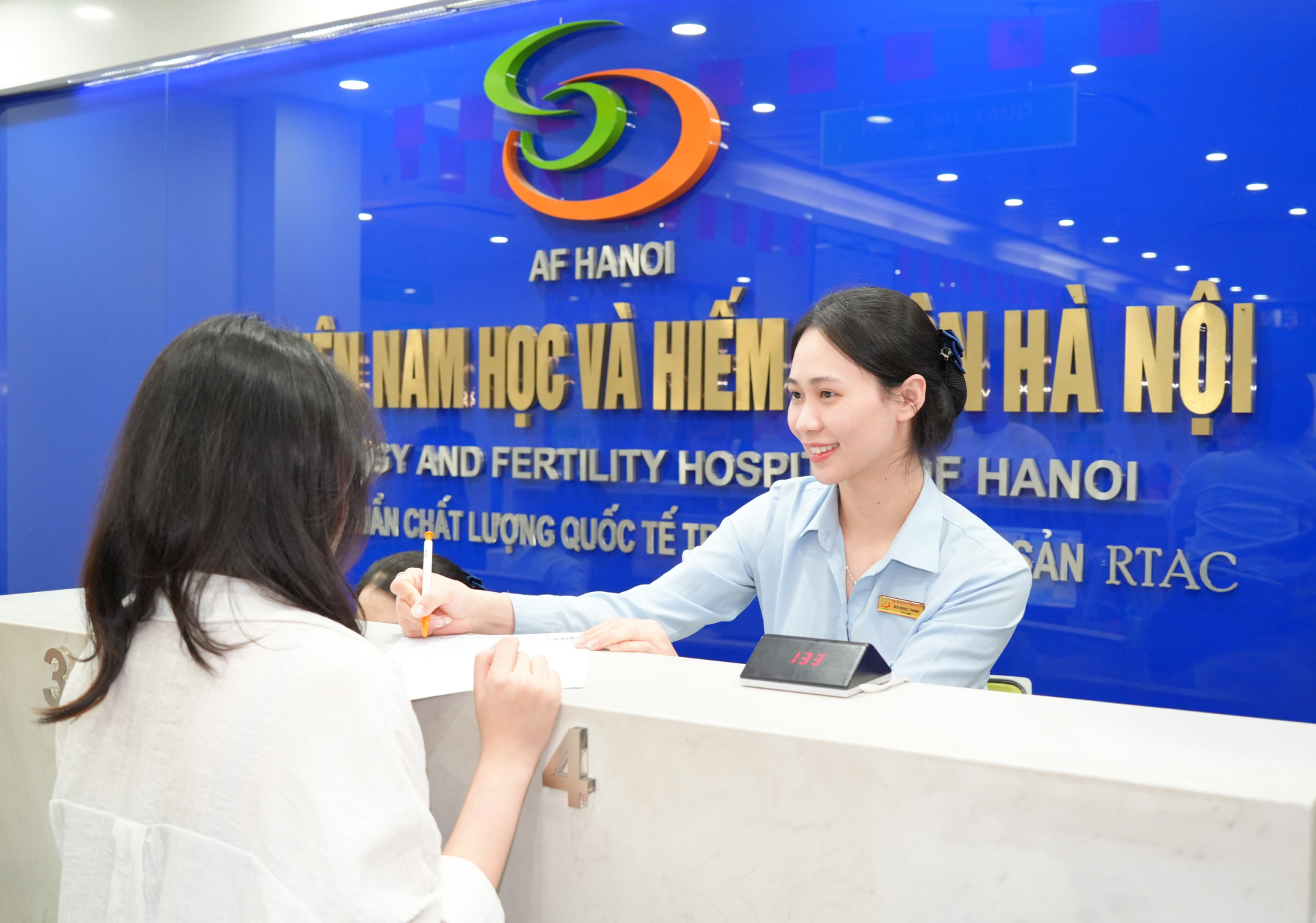  Nhiều khách hàng trẻ tuổi đến thăm khám tại Bệnh viện Nam học và Hiếm muộn Hà Nội.  