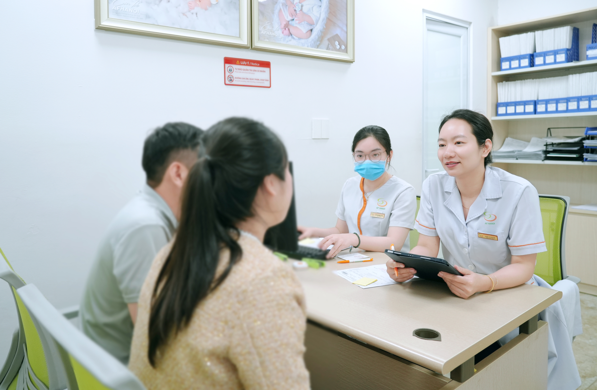   TS.BS Bùi Thị Phương Hoa, Bệnh viện Nam học và Hiếm muộn Hà Nội tư vấn khách hàng.  