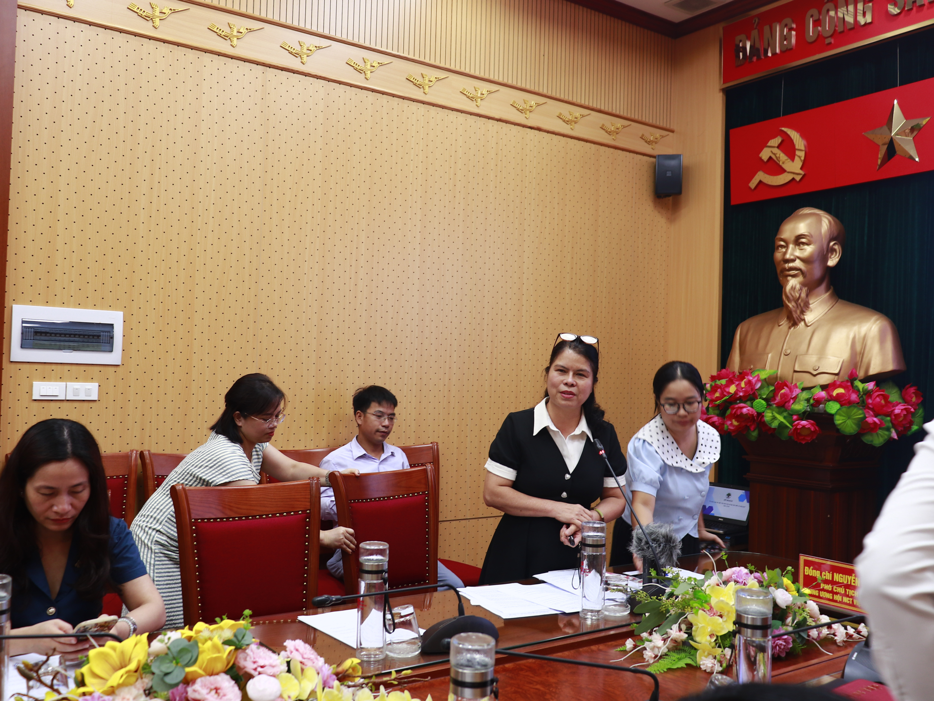 Bà Nguyễn Thị Tuyết Mai, Phó Chánh văn phòng Trung ương Hội NCT Việt Nam thông tin chi tiết và giải đáp những thắc mắc về nội dung, thể lệ cuộc thi.