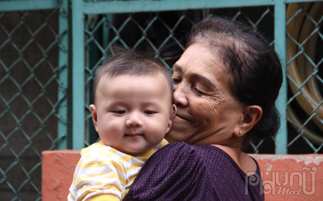 Dân sống ở Mả Lạng đa số là người già, gắn bó với nơi dây cũng ngót nghét 20 năm, con cái của họ hầu hết chuyển đi nơi khác sinh sống. Cũng giống như vợ chồng ông Kiệt, các lão niên ở đây đa số đều có vấn đề về bệnh xương khớp.