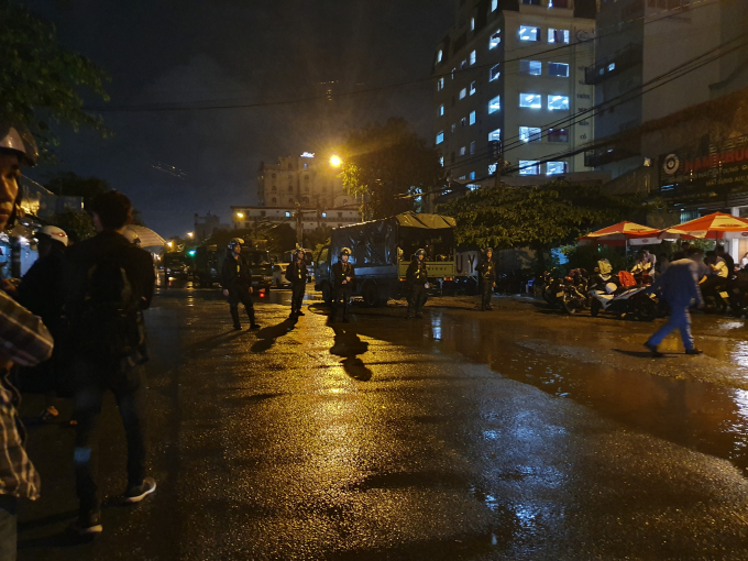 Hàng trăm cảnh sát cơ động phong tỏa tuyến đường trước cửa công ty Alibaba đêm 18/9.