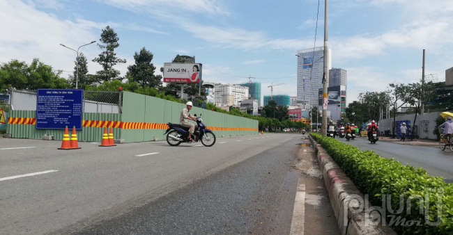 Chính thức đặt lô cốt sửa chữa đường Nguyễn Hữu Cảnh