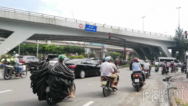 Chính thức đặt lô cốt sửa chữa đường Nguyễn Hữu Cảnh