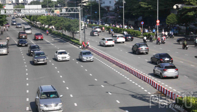 Dải phân cách chặn rẽ trái, nút giao thông qua Điện Biên Phủ - cầu vượt Nguyễn Hữu Cảnh.