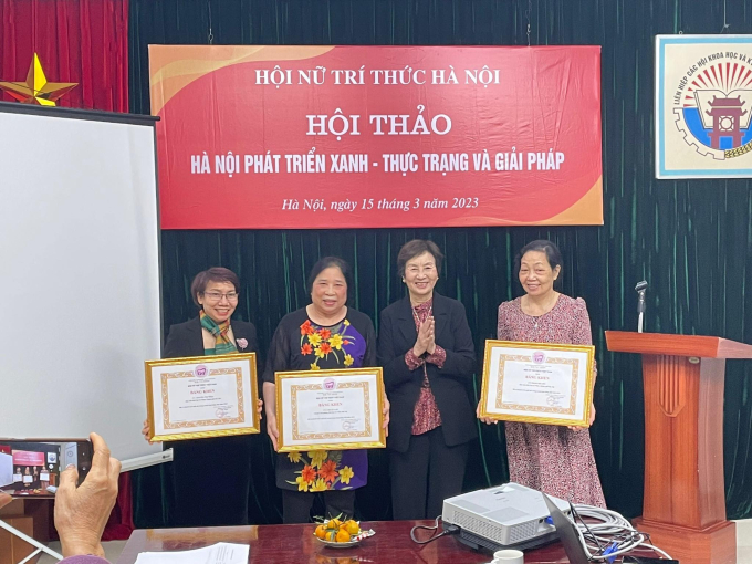 PGS.TS Bùi Thị An-Chủ tịch Hội Nữ trí thức Hà Nội trao tặng bằng khen cho các hội viên có thành tích trong hoạt động Hội năm 2022