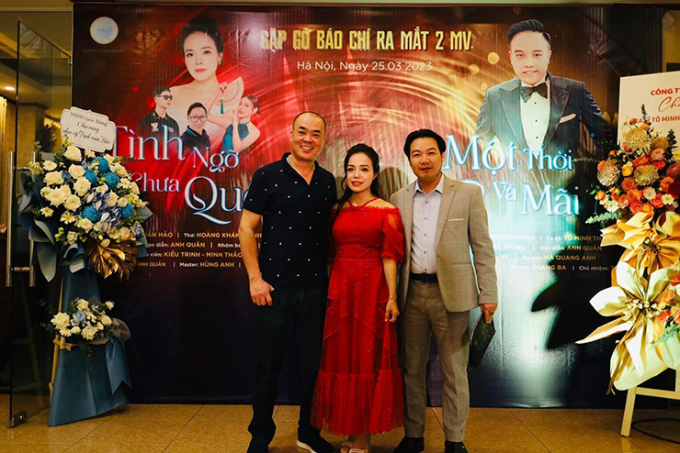 Nhạc sĩ Trịnh Xuân Hảo và ca sĩ Lan Anh cùng bạn bè tại buổi ra mắt MV