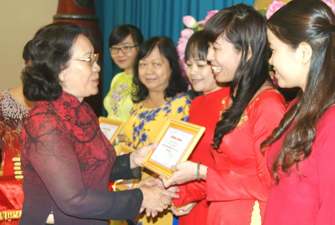 NGƯT.TS Nguyễn Thị Thu Lan, Chủ tịch Hội Nữ trí thức tỉnh Đồng Nai tặng thưởng cho nữ tài năng 