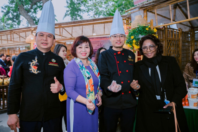 Các nghệ nhân Lê Văn Khánh, Lê Thị Thiết ( từ trái) tại một sự kiện ẩm thực