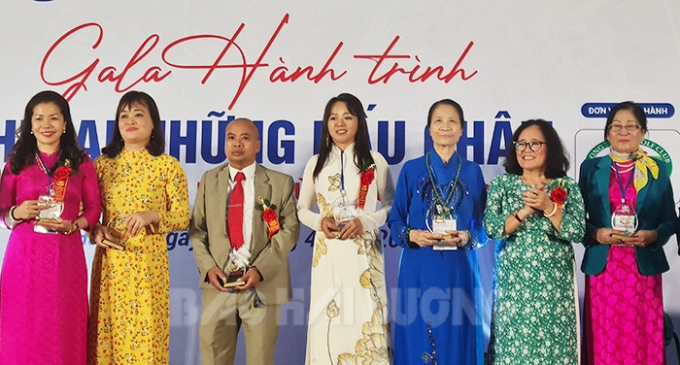TS Phạm Thị Mỵ, Chủ tịch Câu lạc bộ Nhà báo nữ Việt Nam trao kỷ niệm chương cho đại diện các doanh nghiệp đồng hành 