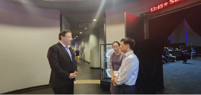 Ông Marc Knapper, Đại sứ Hoa Kỳ tại Việt Nam (trái) và ông Bùi Nguyên Hùng, Chủ tịch Hiệp hội Sáng tạo và Bản quyền Việt Nam (phải) chia sẻ những vấn đề liên quan sở hữu trí tuệ tại Việt Nam bên lề sự kiện