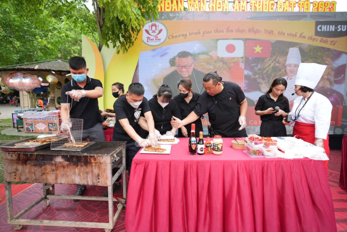 Nghệ nhân Matsuo Tomoyuki (Chủ tịch Hiệp hội ẩm thực Nhật Bản – Việt Nam JVGA) quảng diễn món ăn 