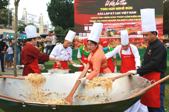 Các nghệ nhân thực hiện món bún xào thập cẩm kiểu Huế phục vụ 1000 người ăn
