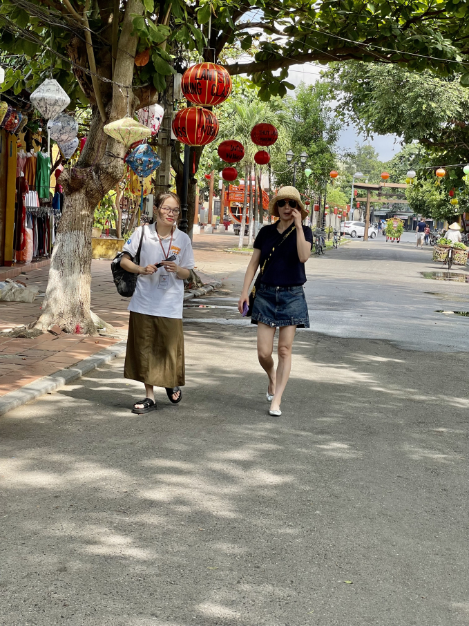 Diễn viên phim “Phong hậu” cùng chồng dạo ngắm phố cổ Hội An