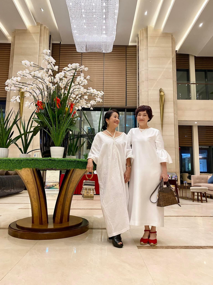 NSND Lê Khanh và NSUT Minh Trang cùng diện trang phục trắng đến cuộc giao lưu