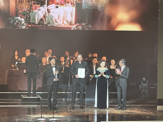 Đạo diễn Aaron Toronto nhận giải đặc biệt của BGK hạng mục Phim Việt Nam dự thi (phim Đêm tối rực rỡ)