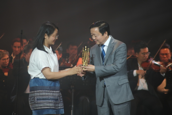 Phó Thủ tướng Trần Hồng Hà trao giải Phim hay nhất hạng mục phim Châu Á dự thi cho đạo diễn Hà Lệ Diễm