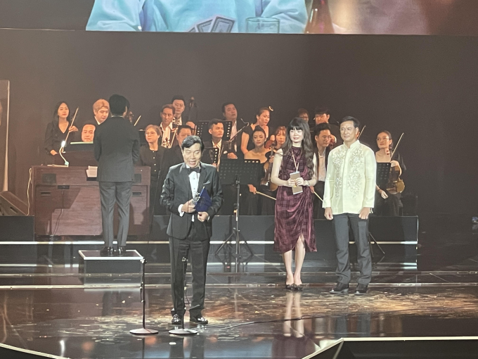 Diễn viên Huỳnh Kiến An nhận giải Nam chính xuất sắc (Tro tàn rực rỡ)