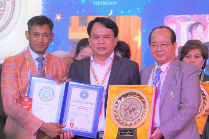 Nghệ nhân ẩm thực Lê Văn Khánh (giữa) được trao tặng Đĩa vàng Sáng tạo và Cống hiến