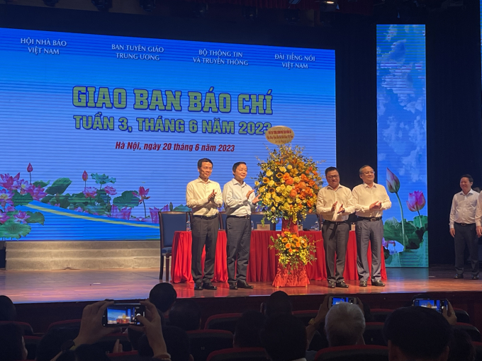 Phó Thủ tướng Trần Hồng Hà chúc mừng Hội Nhà báo Việt Nam nhân kỷ niệm 98 năm Ngày Báo chí cách mạng Việt Nam. Ảnh:CTH