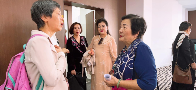 Bà Nguyễn Thị Hồi, Phó Chủ tịch phụ trách đối ngoại, Hội Nữ trí thức Việt Nam (phải) trò chuyện với các đại biểu bên lề Hội nghị