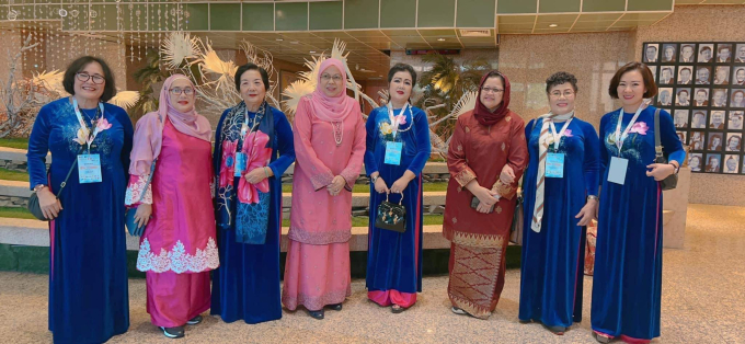 Các đại biểu trong trang phục truyền thống của dân tộc