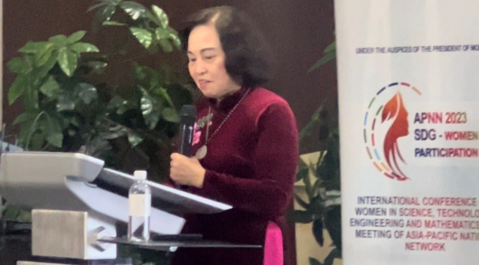 GS.TS Lê Thị Hợp, Chủ tịch Hội Nữ trí thức Việt Nam phát biểu nhận quyền đăng cai tổ chức Hội nghị năm 2024