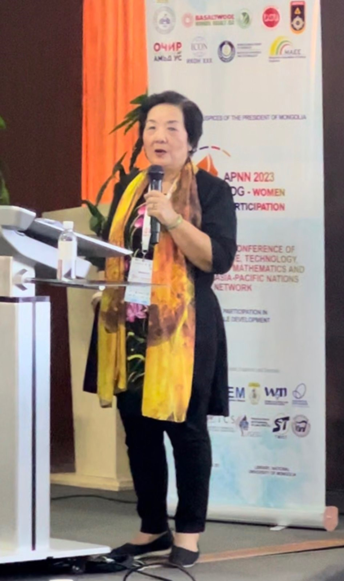 Bà Nguyễn Thị Hồi, Phó Chủ tịch phụ trách đối ngoại, Hội Nữ trí thức Việt Nam báo cáo tại Hội nghị