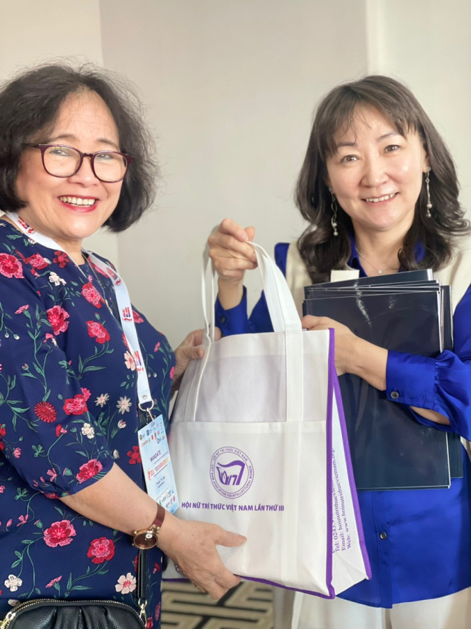 TS Phạm Thị Mỵ tặng quà của Hội Nữ trí thức Việt Nam cho đại biểu quốc tế