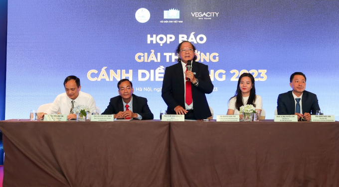 PGS.TS Đỗ Lệnh Hùng TÚ, Chủ tịch Hội Điện ảnh Việt Nam trả lời câu hỏi của các nhà báo 