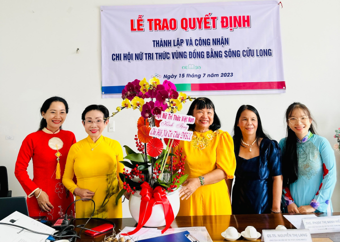  PGS.TS Trương Thị Hiền, Phó Chủ tịch Hội Nữ trí thức Việt Nam, Chủ tịch Hội Nữ trí thức thành phố Hồ Chí Minh (thứ hai từ trái sang) tặng hoa và chúc mừng Chi hội Nữ trí thức ĐBSCL