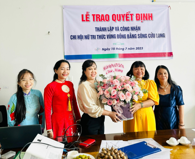 Bà Võ Kim Thoa, Thành ủy viên, Chủ tịch Hội Liên hiệp Phụ nữ Cần Thơ tặng hoa chúc mừng Chi hội Nữ trí thức ĐBSCL