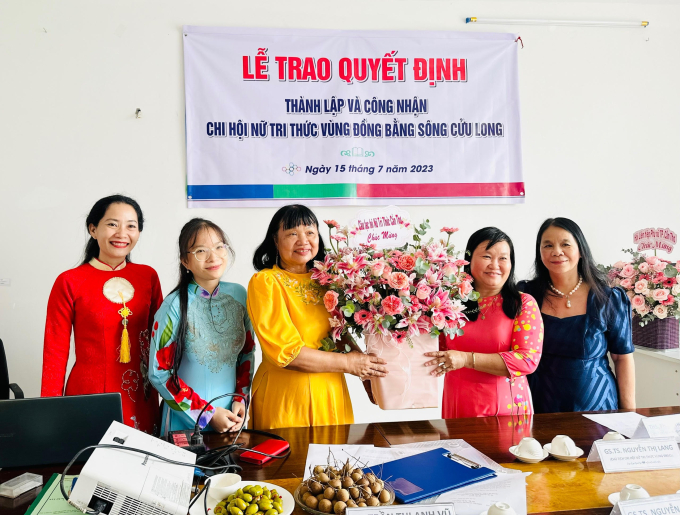 GS.TS Nguyễn Thị Lang, Chi hội trưởng Chi hội Nữ trí thức  ĐBSCL nhận hoa chúc mừng của CLB Nữ trí thức TP Cần Thơ