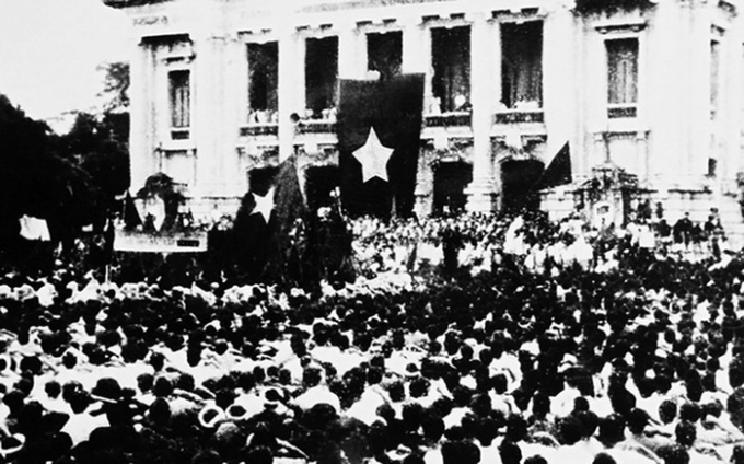  Lá cờ đỏ sao vàng tung bay trong cuộc mít-tinh diễn ra tại quảng trường Nhà hát Lớn (Hà Nội), ngày 19/8/1945 - Ảnh tư liệu