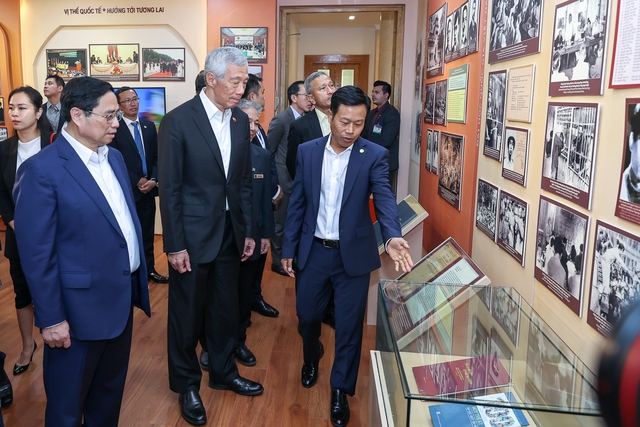 Thủ tướng Phạm Minh Chính, Thủ tướng Singapore Lý Hiển Long thăm phòng truyền thống ĐHQGHN - Ảnh: VGP/Nhật Bắc