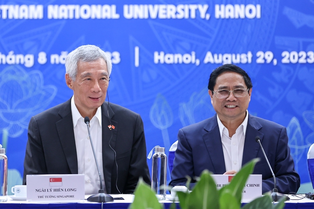 Thủ tướng Phạm Minh Chính và Thủ tướng Lý Hiển Long thẳng thắn chia sẻ, giải đáp thắc mắc của các sinh viên - Ảnh: VGP/Nhật Bắc