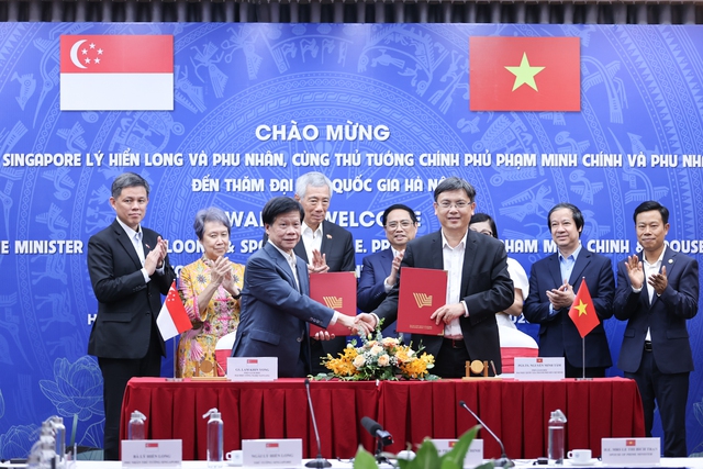 Thủ tướng Phạm Minh Chính và Thủ tướng Lý Hiển Long chứng kiến lễ ký kết các văn bản thỏa thuận hợp tác giữa ĐHQGHN, Đại học Quốc gia TPHCM cùng Đại học Công nghệ Nanyang (NTU - Singapore) - Ảnh: VGP/Nhật Bắc