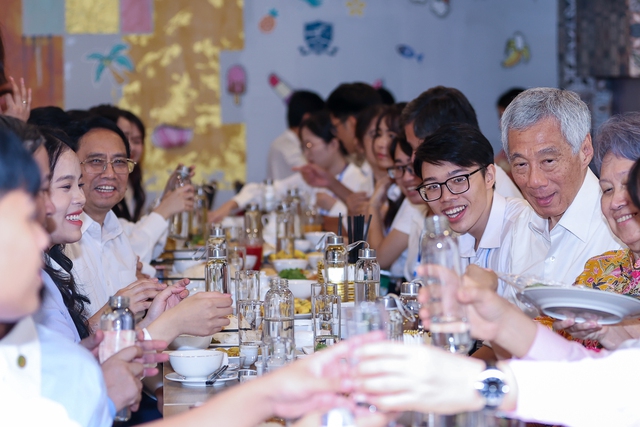 Thủ tướng Phạm Minh Chính và Thủ tướng Lý Hiển Long ăn trưa thân mật cùng với sinh viên tại căng tin của Trường Đại học Ngoại ngữ - Ảnh: VGP/Nhật Bắc