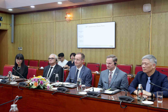 Chủ tịch Công ty Polymer Q&T (thứ nhất từ phải) tại buổi tiếp của Thứ trưởng Bộ Kế hoạch và Đầu tư Trần Quốc Phương với ông Steve Green, Tham tán thương mại Hoa Kỳ tại Việt Nam, cùng đại diện Công ty Crane Currency (Hoa Kỳ), Công ty TNHH Công nghệ cao Polymer Q&T (Việt Nam).