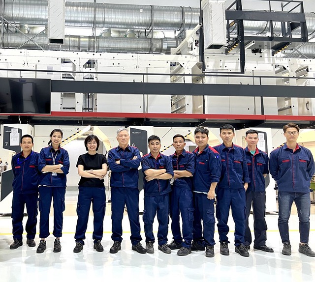 Chủ tịch Công ty Polymer Q&T (đứng thứ 4 từ trái sang) chụp ảnh cùng cán bộ nhân viên công ty trong ngày Khai trương nhà máy