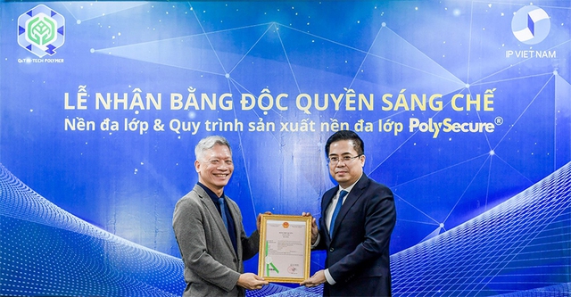Thứ trưởng Bộ Khoa học - Công nghệ Nguyễn Hoàng Giang trao bằng sáng chế độc quyền cho Công ty Q&T