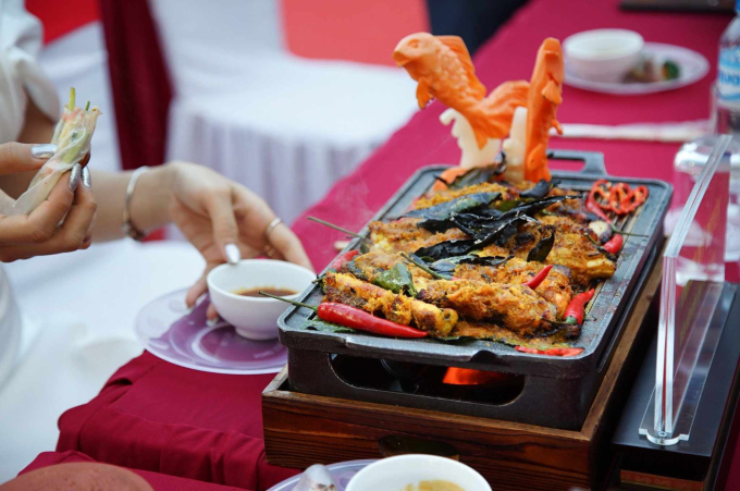 Món cá lăng đốt trà cổ thụ shan Tuyết, sốt mắm cá ruộng Chiêm Hóa thu hút sự chú ý của thực khách tại Lễ hội Thành Tuyên