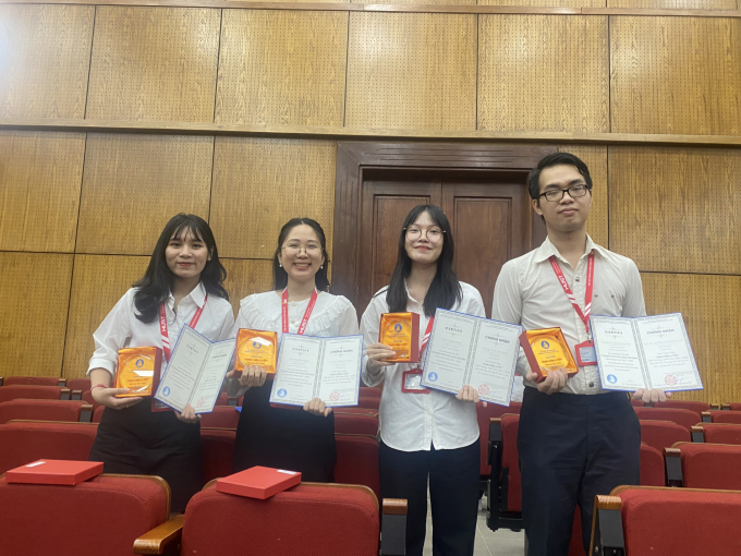 Nguyễn Thanh Thúy (bìa trái) và các sinh viên đạt danh hiệu Sinh viên 5 tốt năm học 2021-2022
