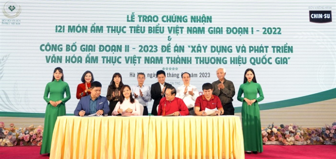 Lê ký kết biên bản ghi nhớ hợp tác giữa Hiệp hội Văn hóa Ẩm thực Việt Bam (VCCA) và các đối tác