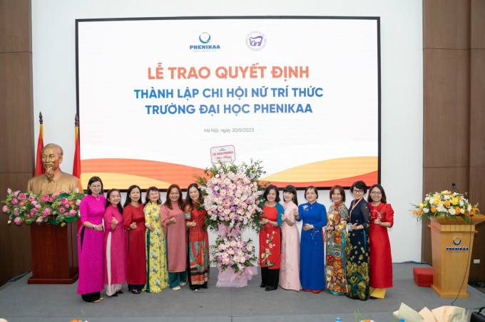 Các hội viên chia sẻ niềm vui tại Lễ ra mắt Chi hội Nữ trí thức trường Đại học Phenikaa